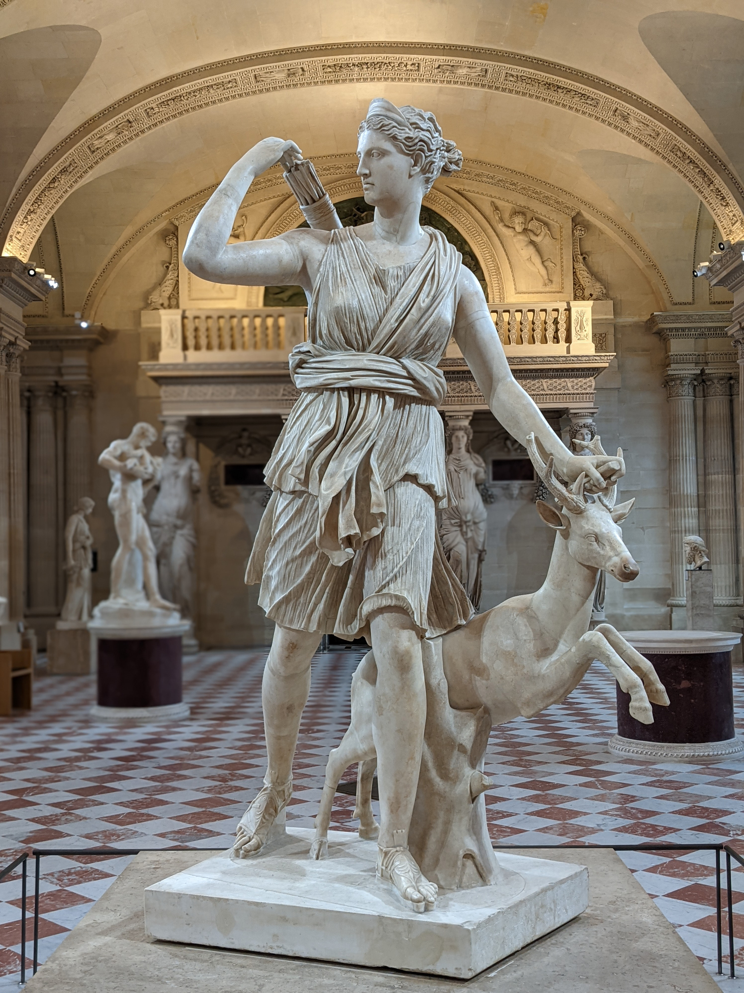 Diana de Versalles, estatua clasica con ciervo