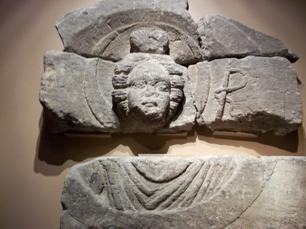 Relieve de Luna en los banos romanos de Bath