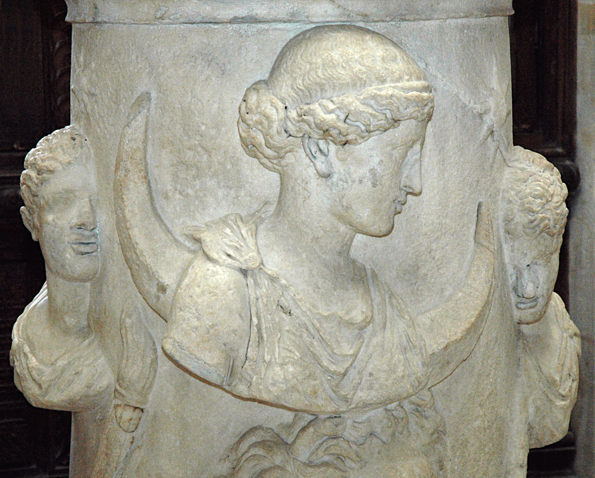 Altar romano de Selene en el Louvre