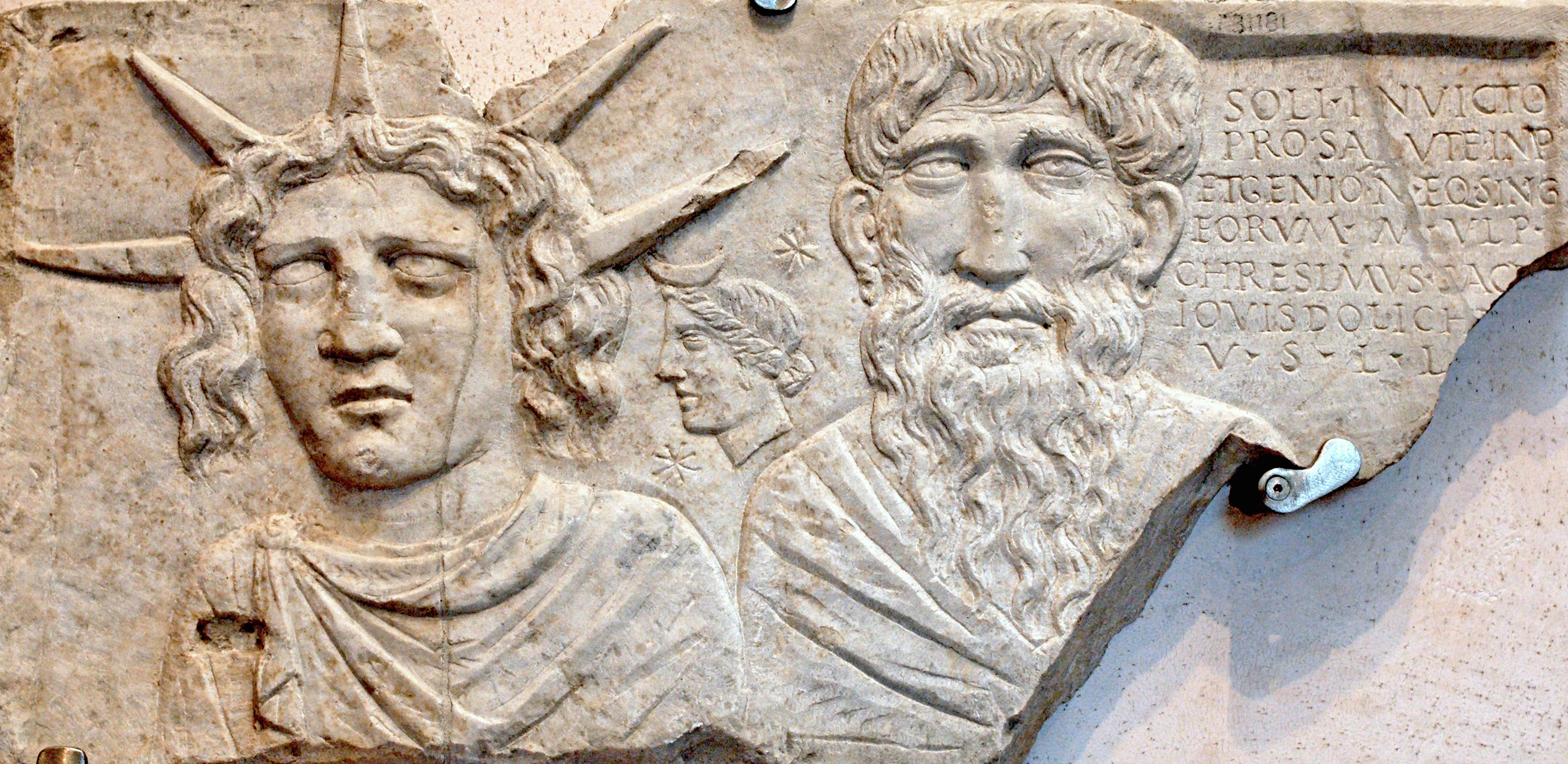 Relieve romano con Sol y Luna
